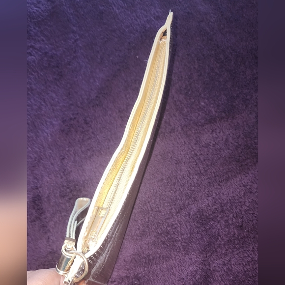 Beautiful Metallic Gold Women's Clutch/Wristlet - Picture 4 of 11